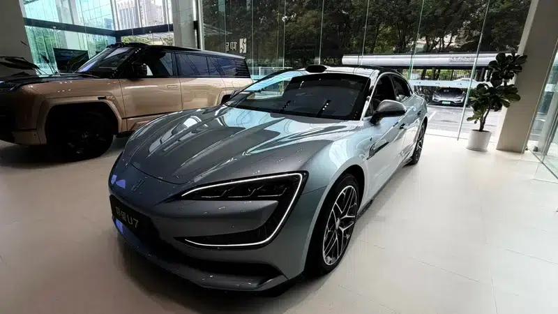 Looking up at the U7 EV 2025 five-seater luxury version — миниатюра 1