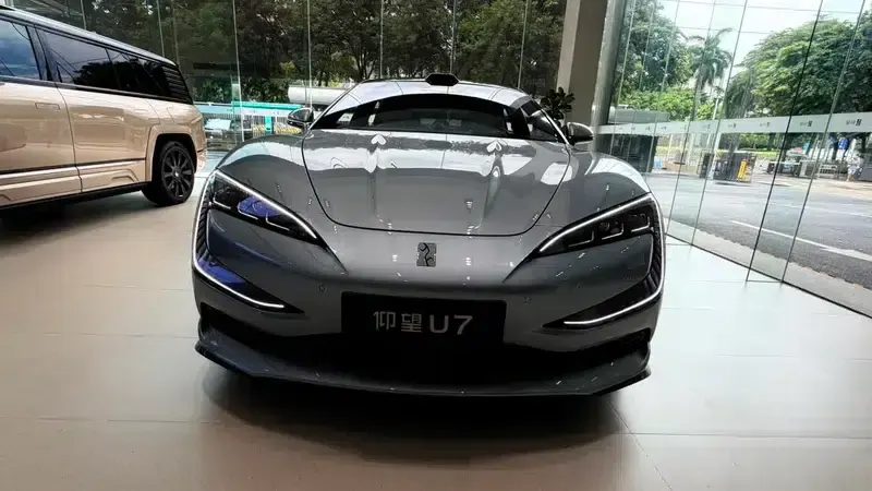 Looking up at the U7 EV 2025 five-seater luxury version — миниатюра 2