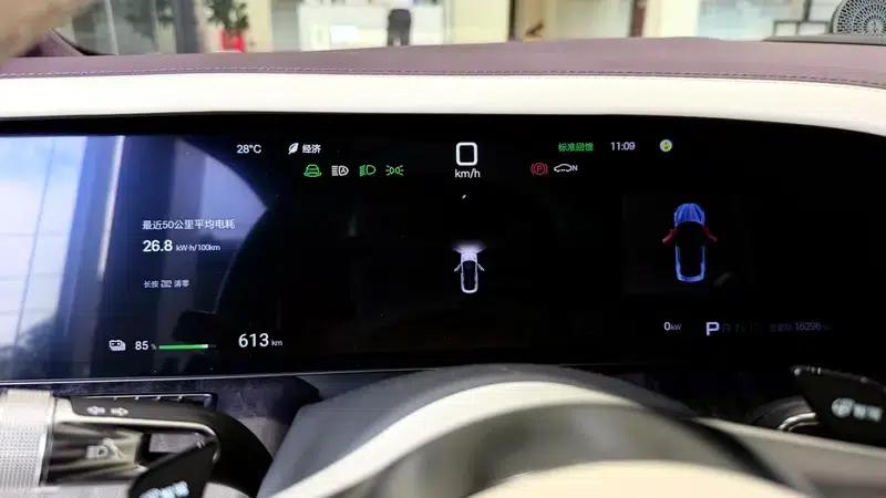 Looking up at the U7 EV 2025 five-seater luxury version — миниатюра 11