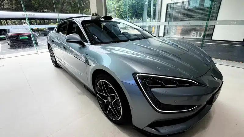 Looking up at the U7 EV 2025 five-seater luxury version — миниатюра 3