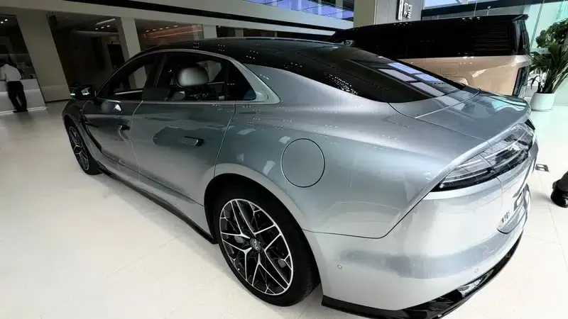 Looking up at the U7 EV 2025 five-seater luxury version — миниатюра 4