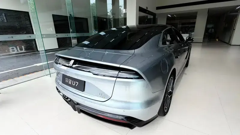 Looking up at the U7 EV 2025 five-seater luxury version — миниатюра 5