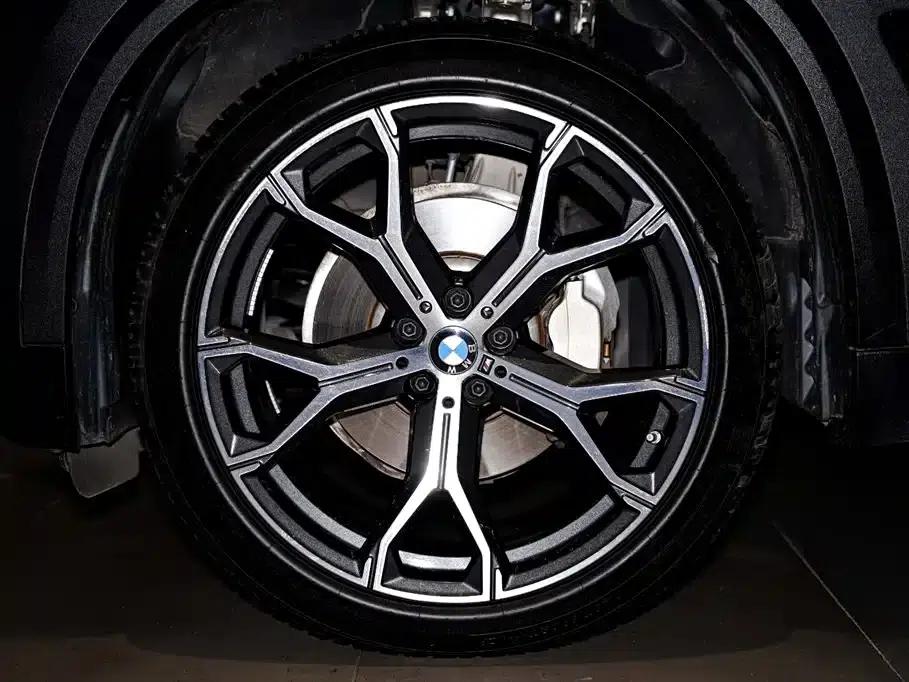 BMW X5 2023 xDrive 30Li M Sport Shadow Edition — миниатюра 14