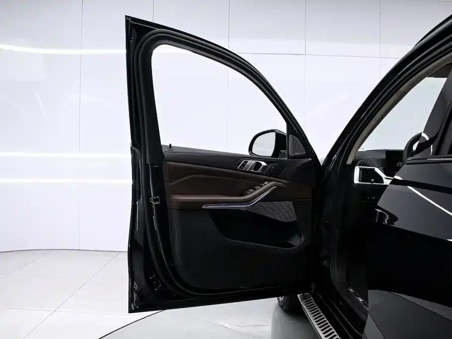 BMW X5 2023 xDrive 30Li M Sport Shadow Edition — миниатюра 11