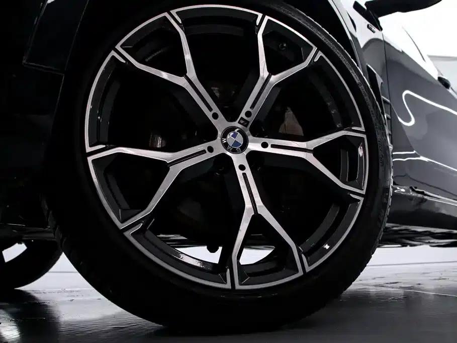 BMW X5 2023 xDrive 30Li M Sport Shadow Edition — миниатюра 16