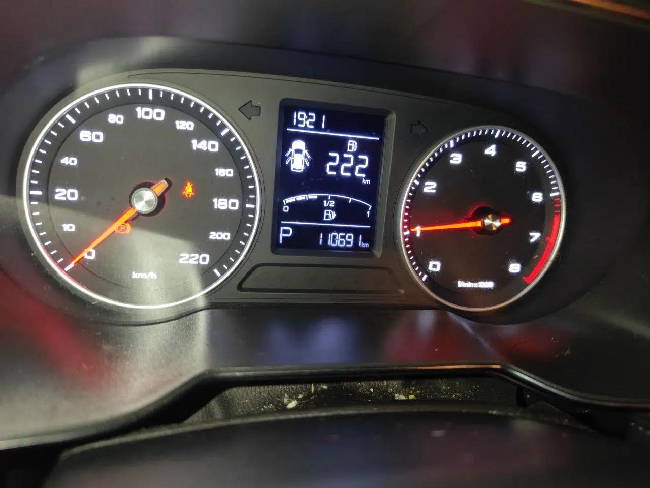 Roewe RX3 2018 1.6L CVT Internet Smart Edition — миниатюра 12