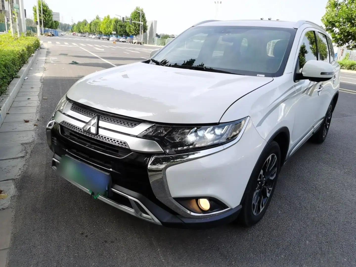 Mitsubishi Outlander 2019 2.4L 4x4 Zhi Xiang Edition 7 Seats China VI Standard — миниатюра 1