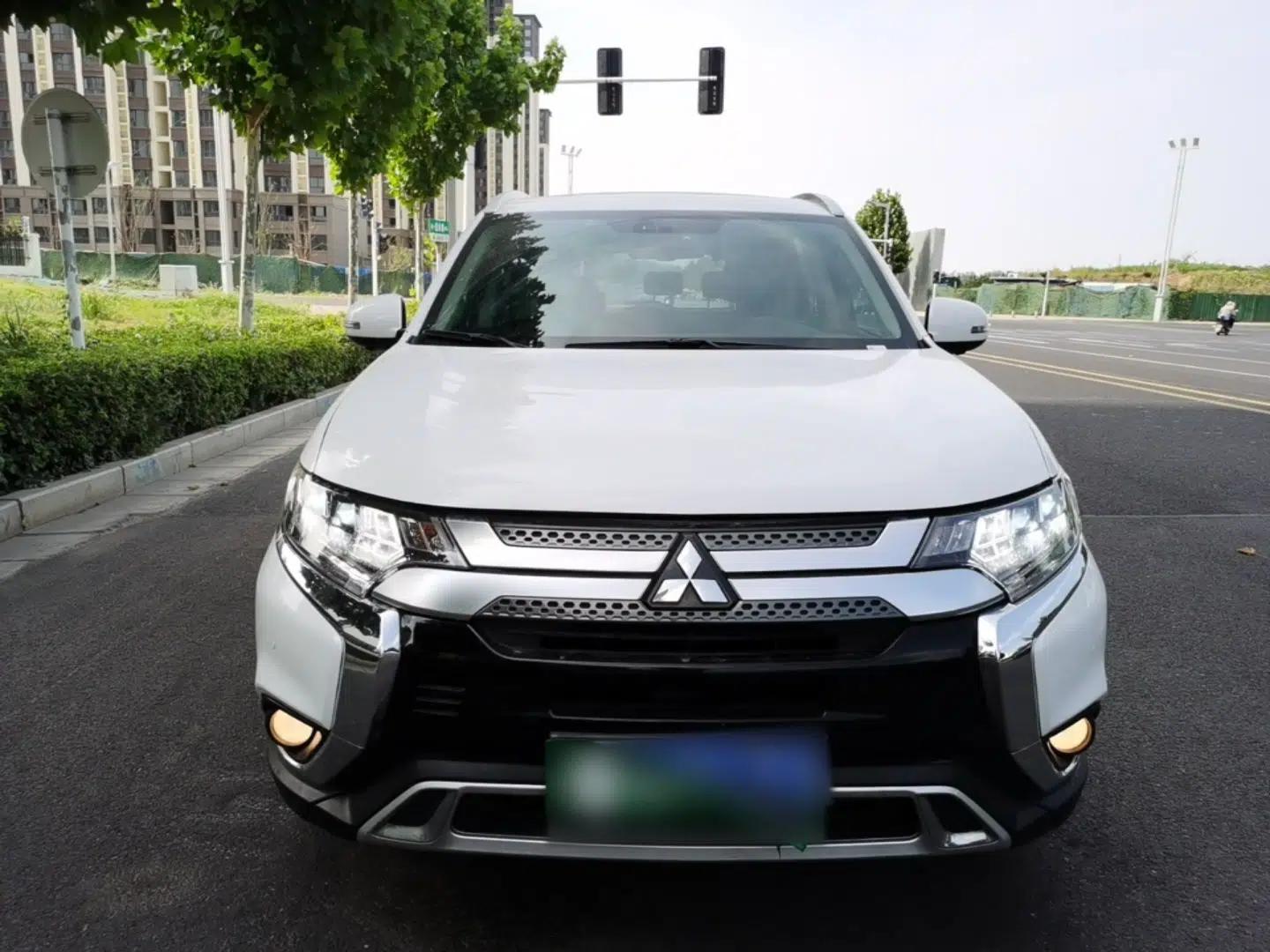 Mitsubishi Outlander 2019 2.4L 4x4 Zhi Xiang Edition 7 Seats China VI Standard — миниатюра 2