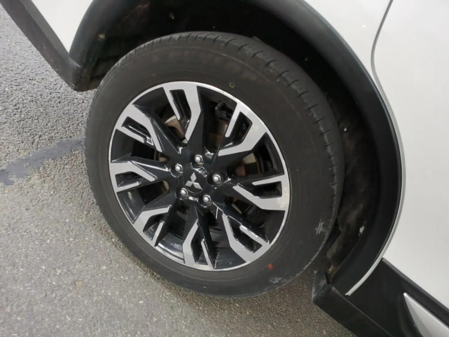 Mitsubishi Outlander 2019 2.4L 4x4 Zhi Xiang Edition 7 Seats China VI Standard — миниатюра 11
