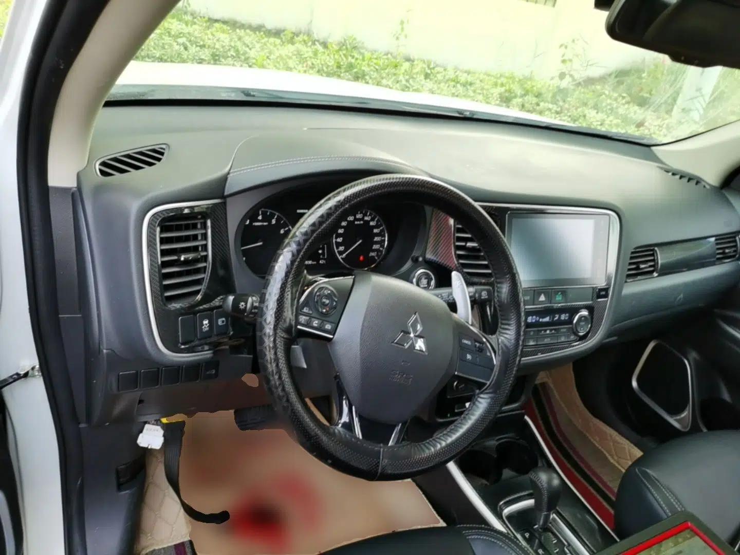 Mitsubishi Outlander 2019 2.4L 4x4 Zhi Xiang Edition 7 Seats China VI Standard — миниатюра 12