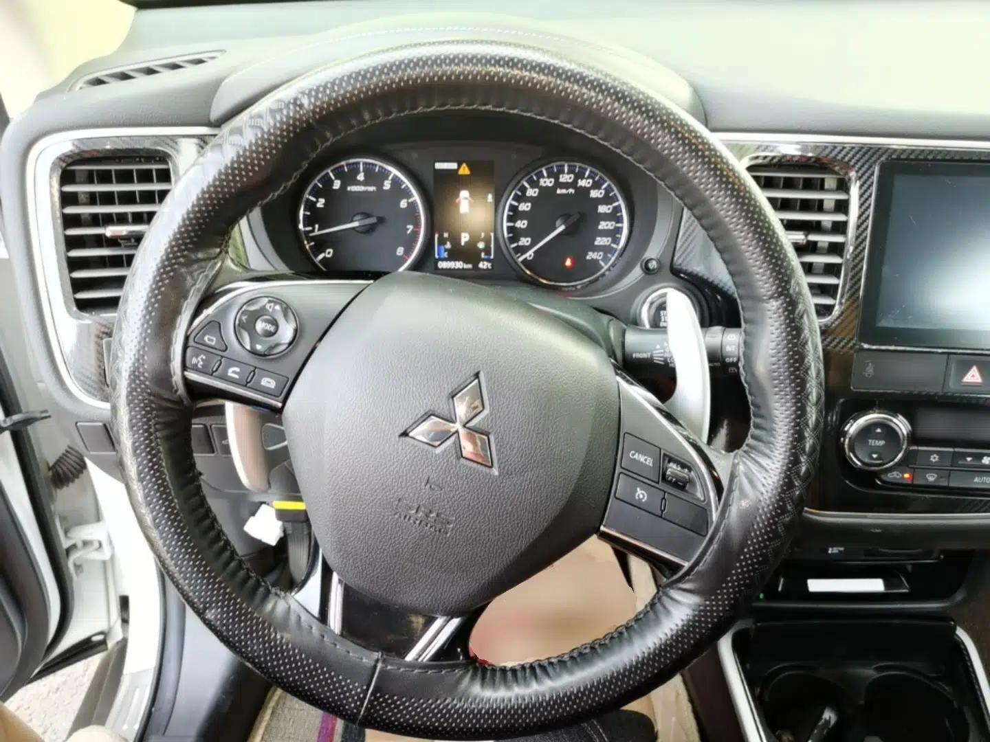 Mitsubishi Outlander 2019 2.4L 4x4 Zhi Xiang Edition 7 Seats China VI Standard — миниатюра 13