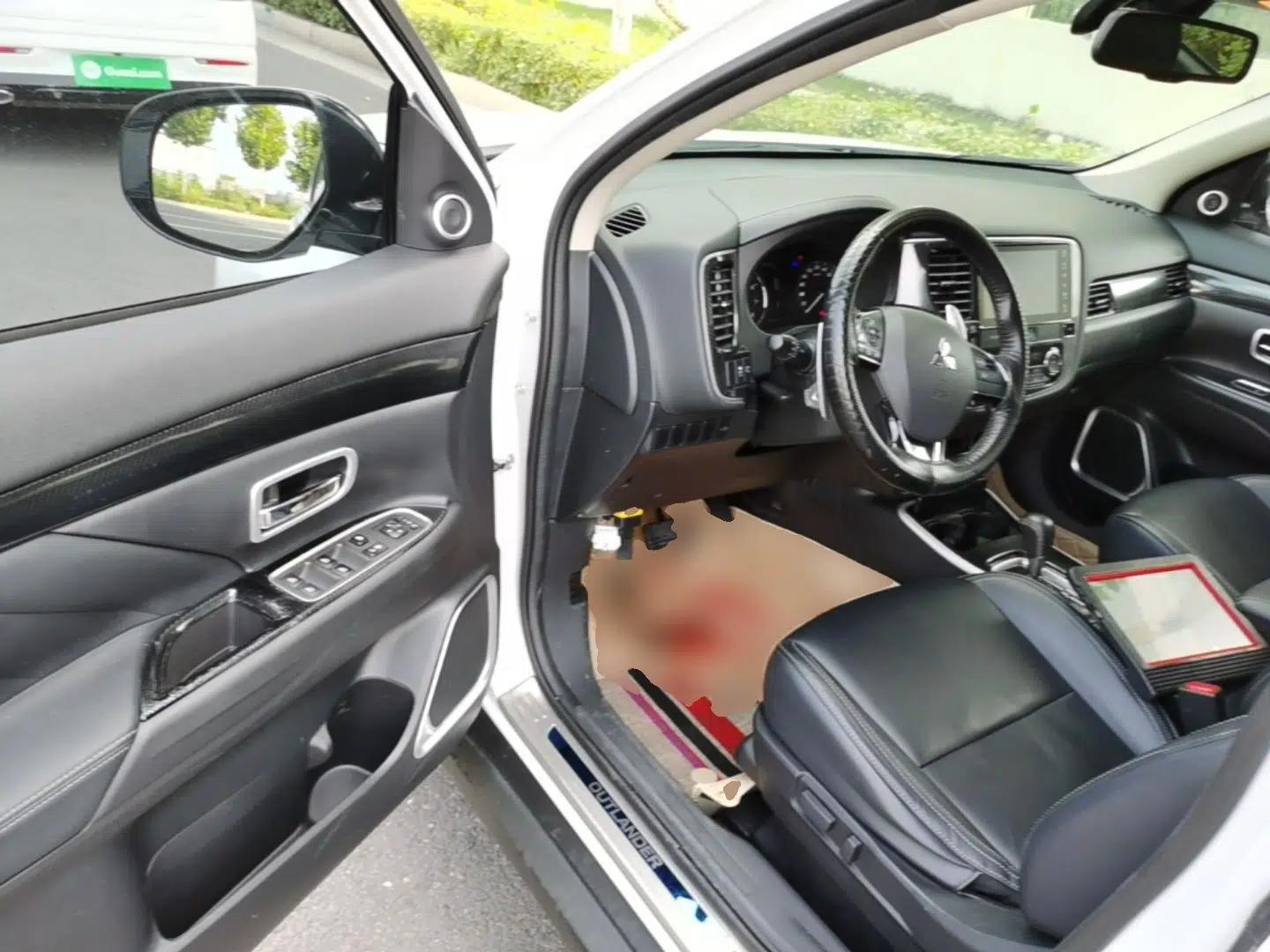 Mitsubishi Outlander 2019 2.4L 4x4 Zhi Xiang Edition 7 Seats China VI Standard — миниатюра 18