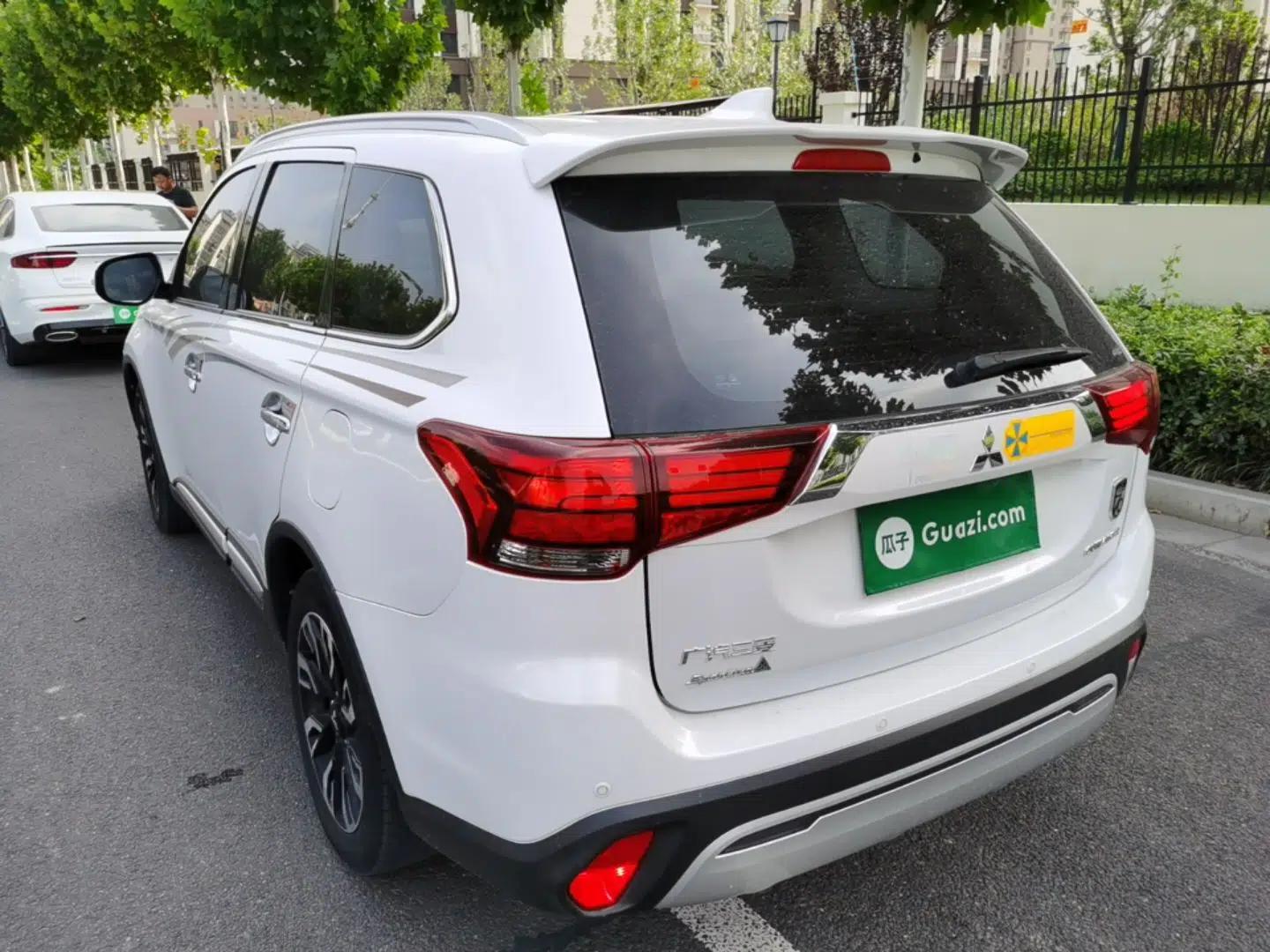 Mitsubishi Outlander 2019 2.4L 4x4 Zhi Xiang Edition 7 Seats China VI Standard — миниатюра 4
