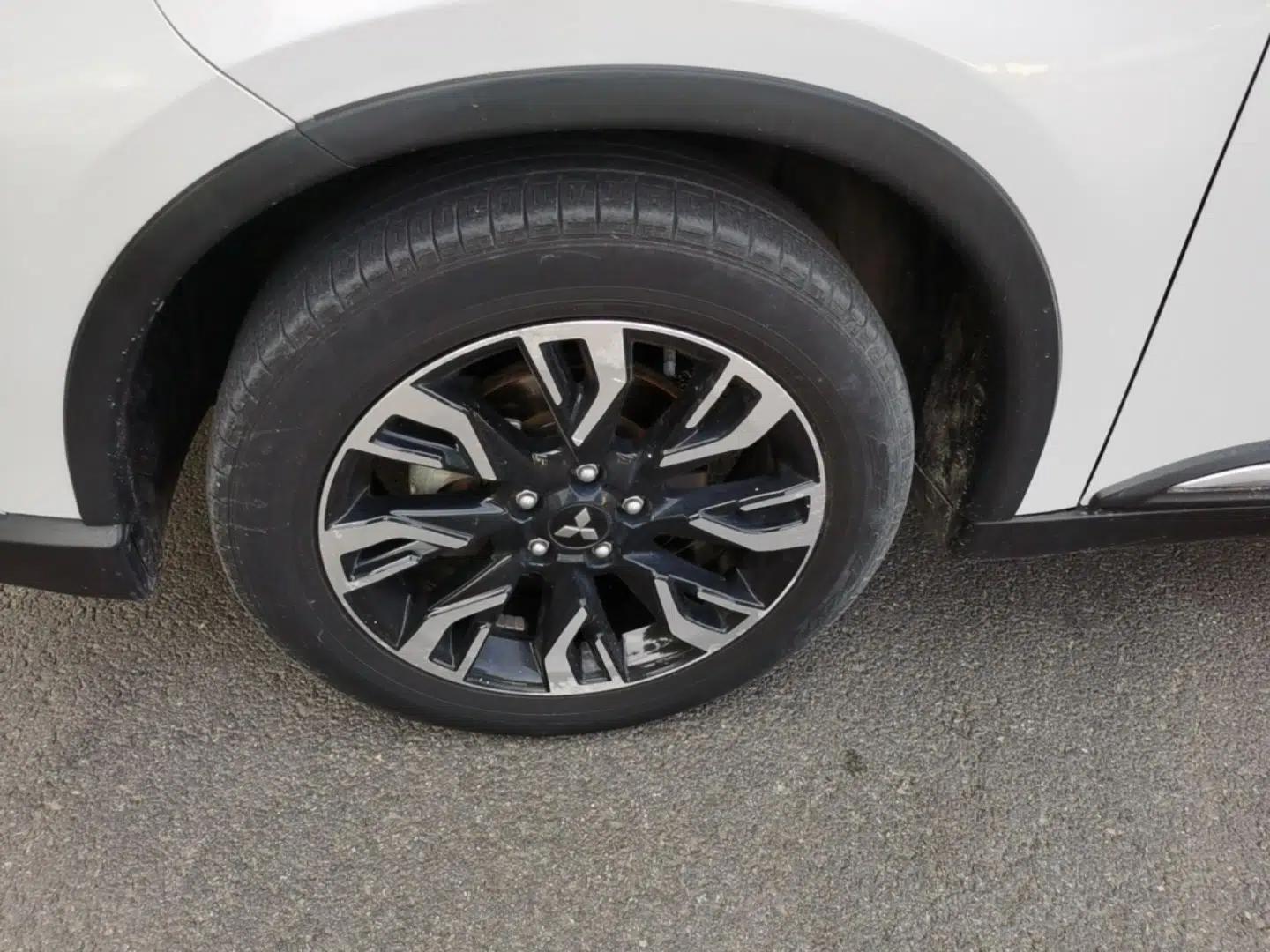 Mitsubishi Outlander 2019 2.4L 4x4 Zhi Xiang Edition 7 Seats China VI Standard — миниатюра 10