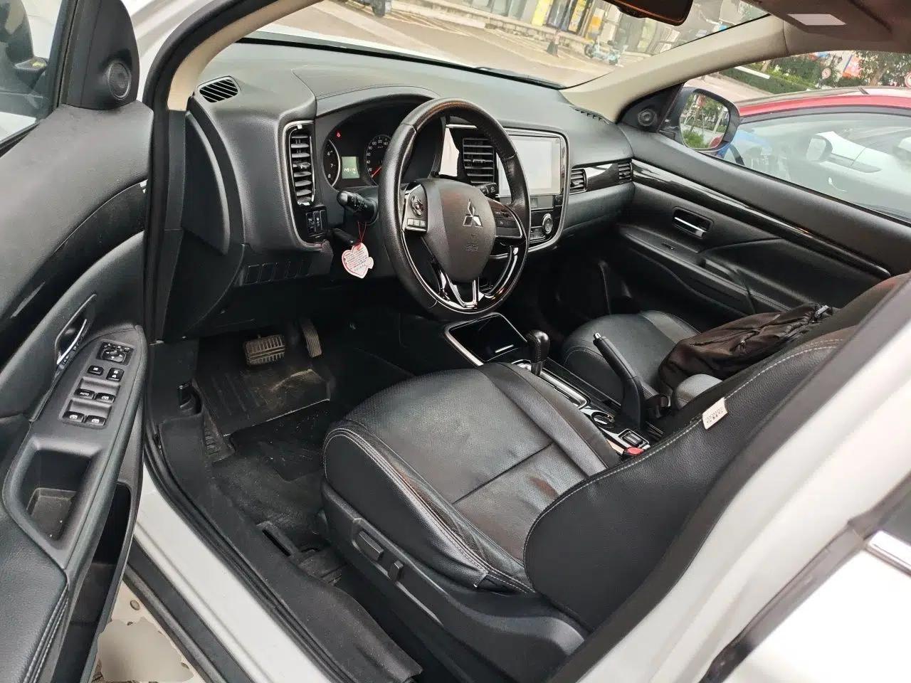 Mitsubishi Outlander 2018 2.0L Two-Wheel Drive Glory Edition 5 Seats — миниатюра 16