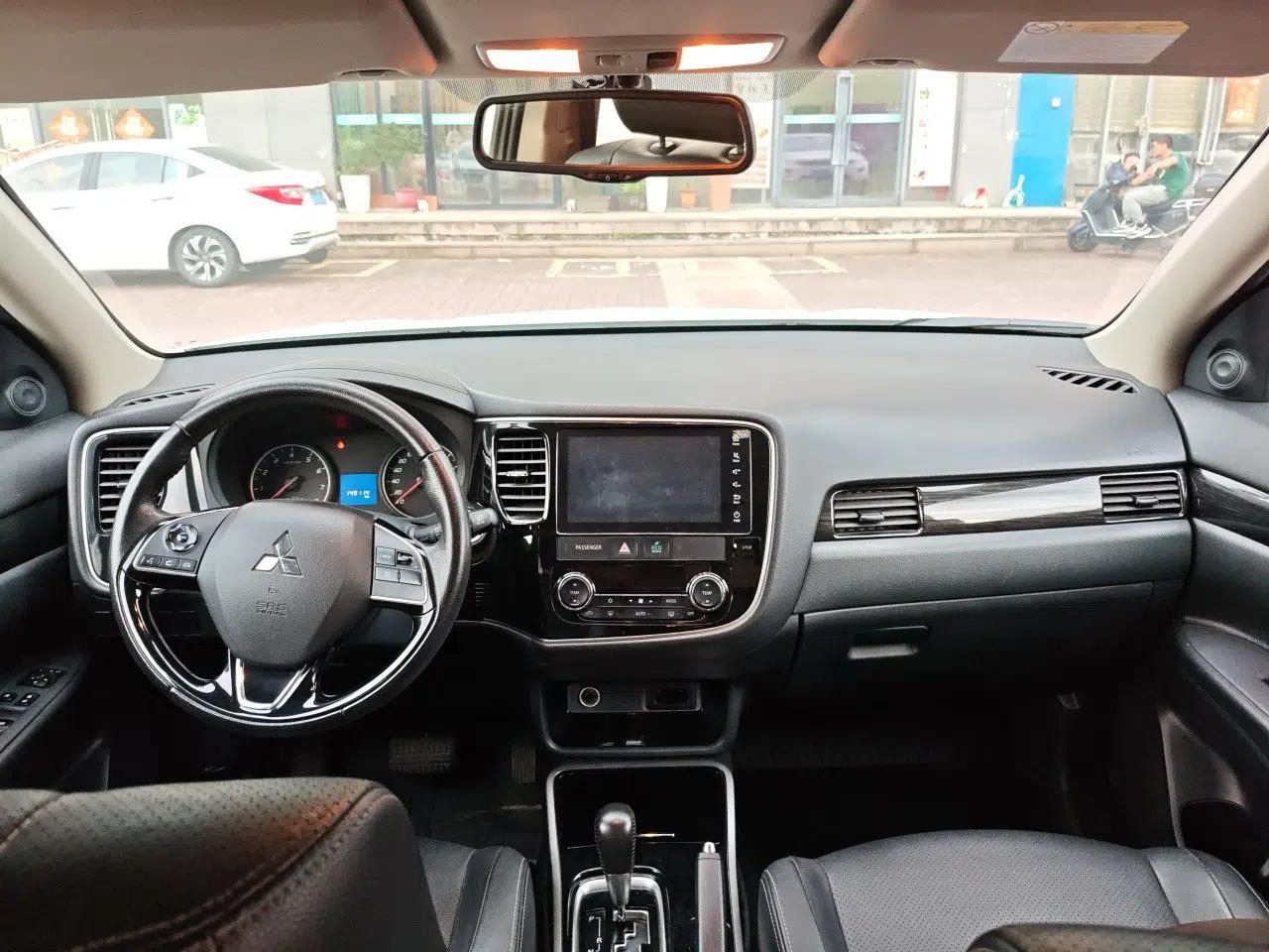 Mitsubishi Outlander 2018 2.0L Two-Wheel Drive Glory Edition 5 Seats — миниатюра 9