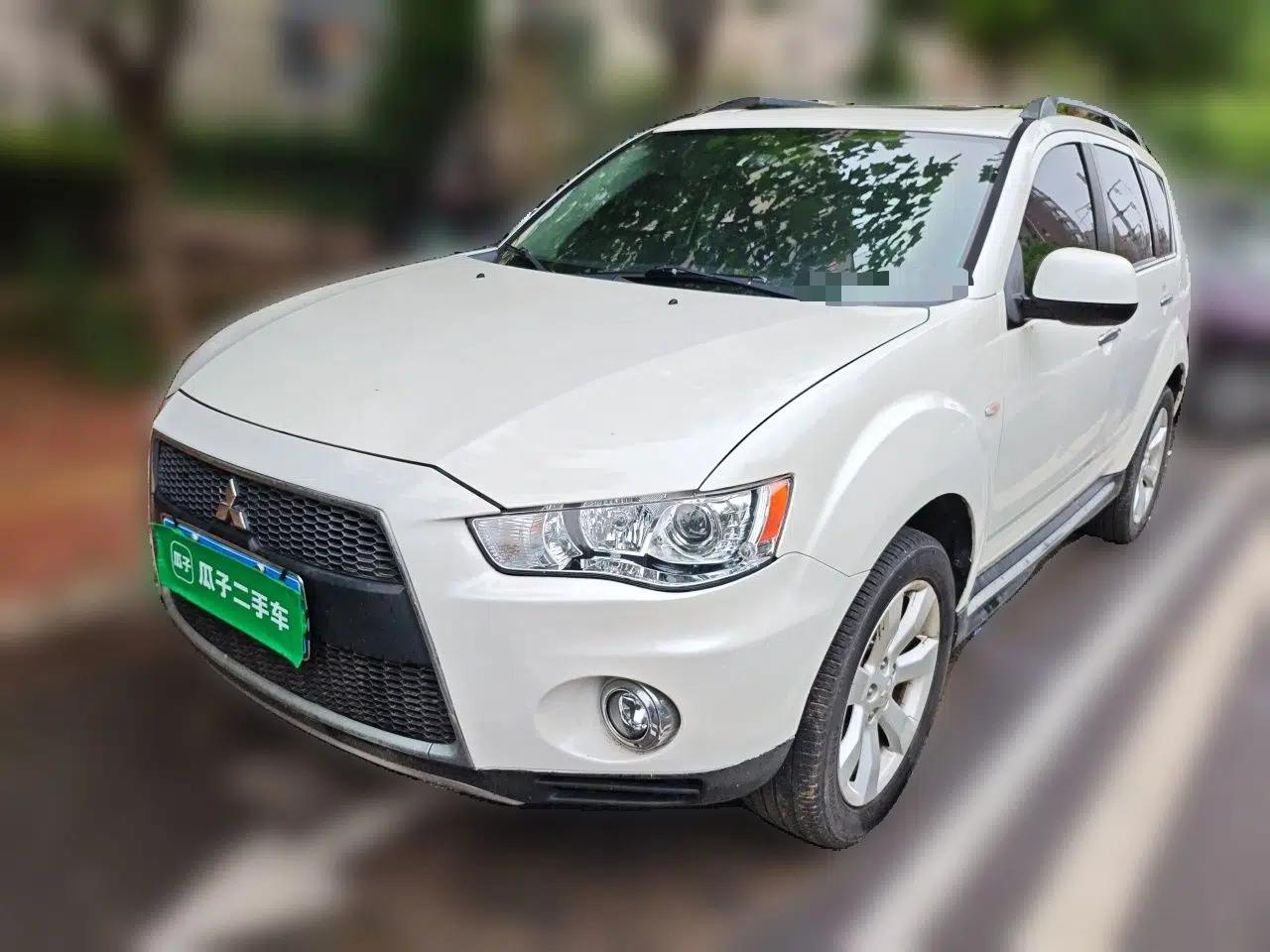 Mitsubishi Outlander 2012 Kicks 2.4 Fashion Navigation Edition — миниатюра 1