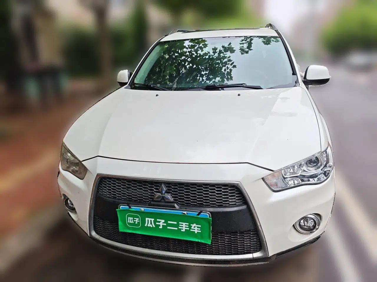 Mitsubishi Outlander 2012 Kicks 2.4 Fashion Navigation Edition — миниатюра 2
