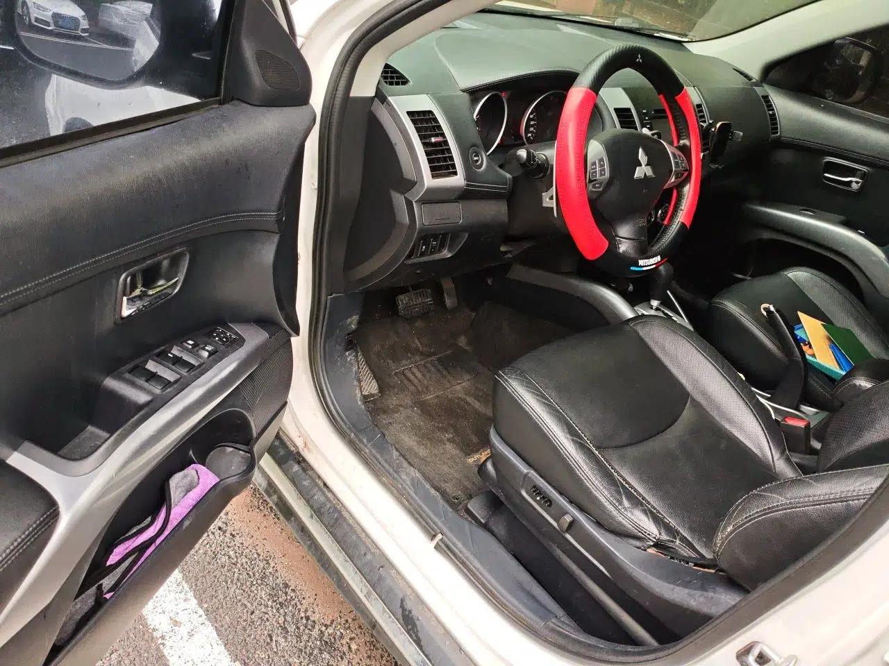 Mitsubishi Outlander 2012 Kicks 2.4 Fashion Navigation Edition — миниатюра 16