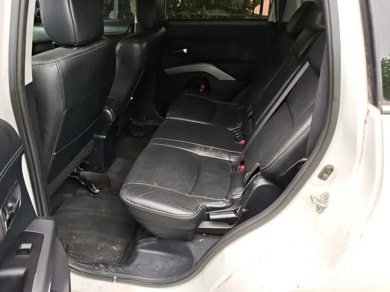 Mitsubishi Outlander 2012 Kicks 2.4 Fashion Navigation Edition — миниатюра 17