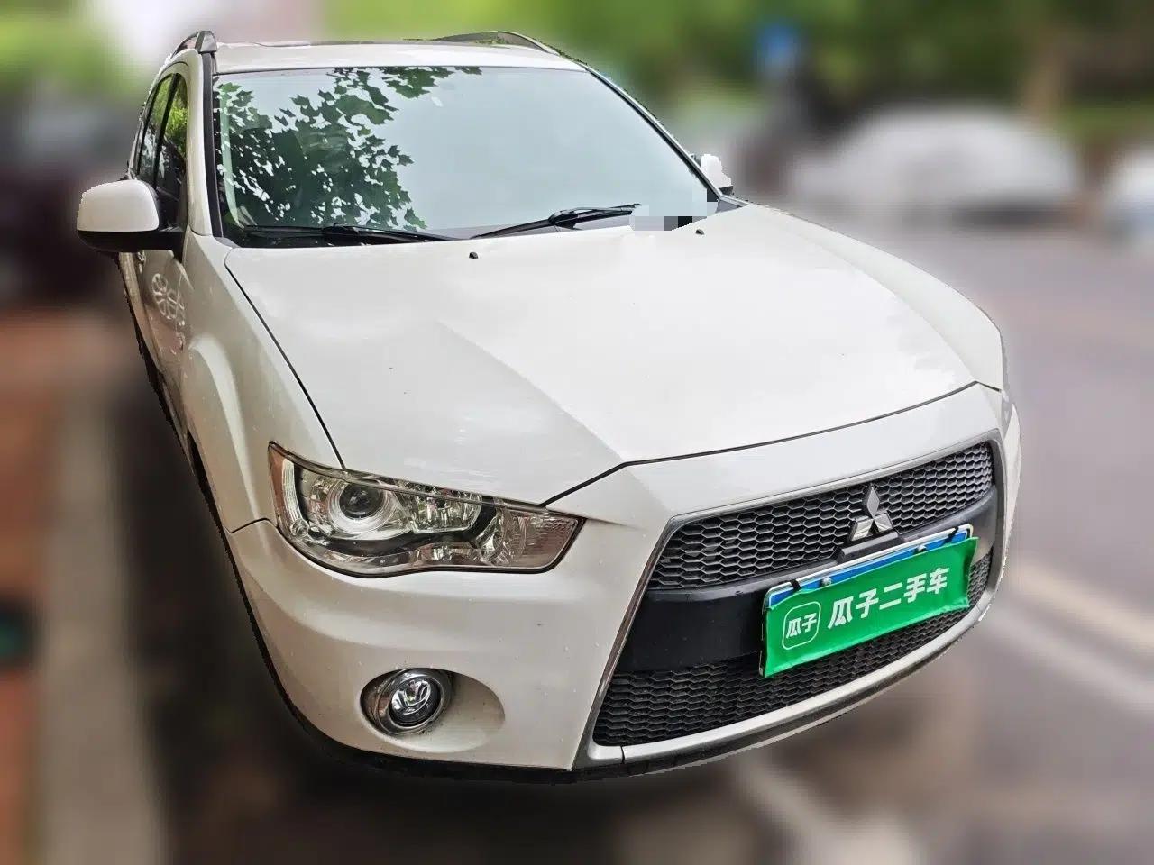 Mitsubishi Outlander 2012 Kicks 2.4 Fashion Navigation Edition — миниатюра 3