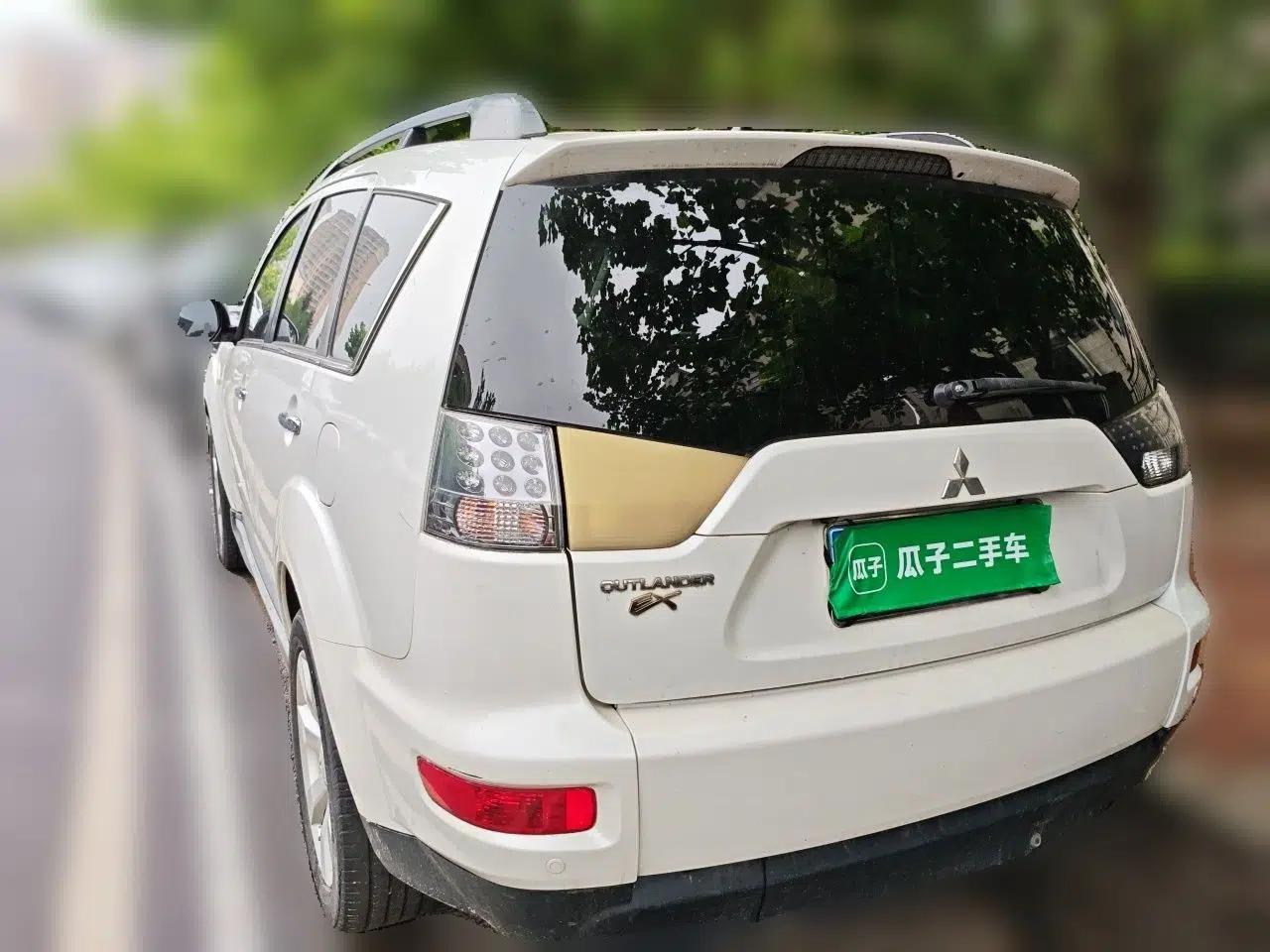 Mitsubishi Outlander 2012 Kicks 2.4 Fashion Navigation Edition — миниатюра 4