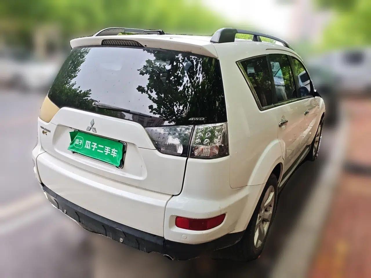 Mitsubishi Outlander 2012 Kicks 2.4 Fashion Navigation Edition — миниатюра 6