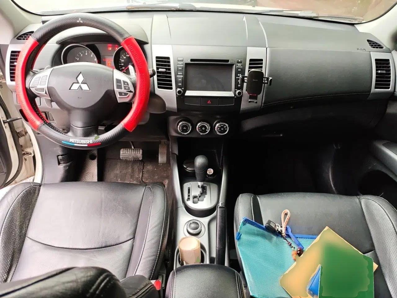 Mitsubishi Outlander 2012 Kicks 2.4 Fashion Navigation Edition — миниатюра 9