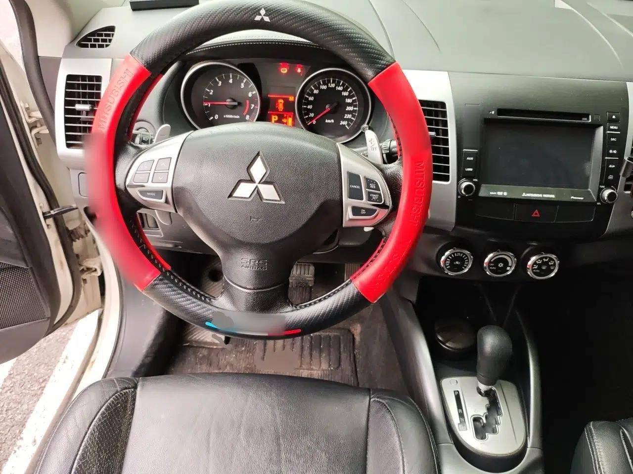 Mitsubishi Outlander 2012 Kicks 2.4 Fashion Navigation Edition — миниатюра 10