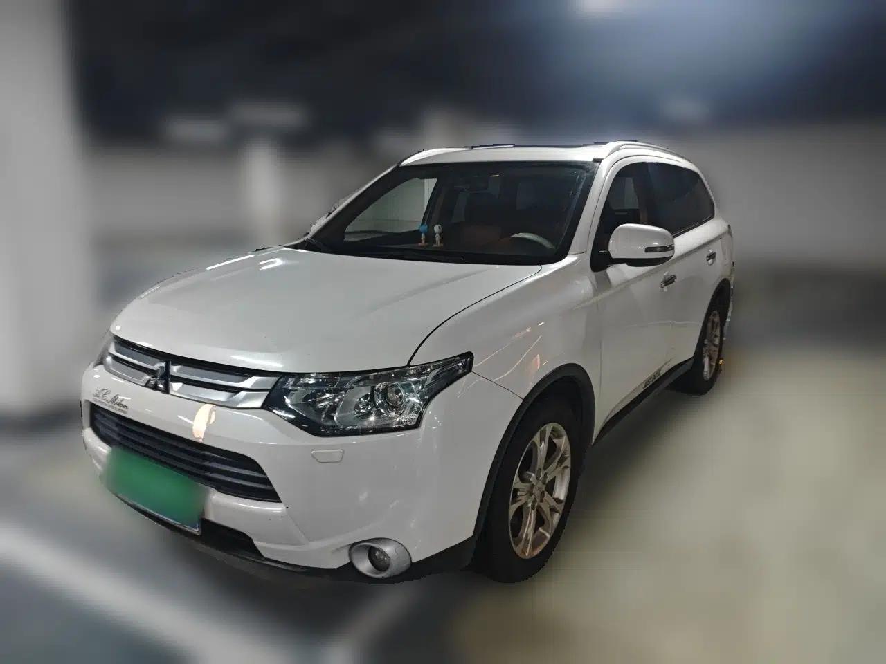 Mitsubishi Outlander 2014 2.4L 4x4 Deluxe Value Edition 7 Seats — миниатюра 1