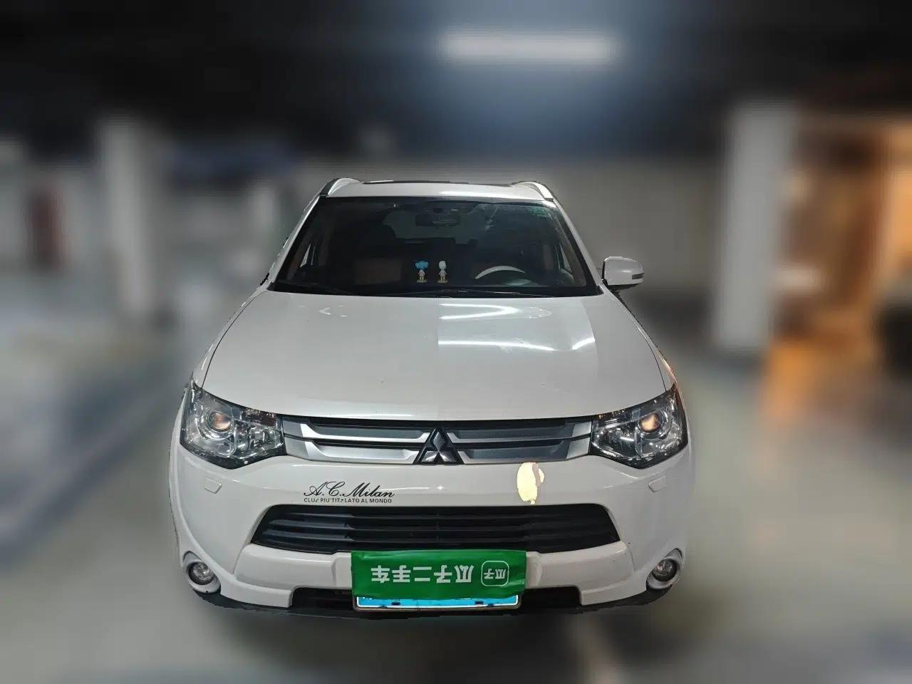 Mitsubishi Outlander 2014 2.4L 4x4 Deluxe Value Edition 7 Seats — миниатюра 2