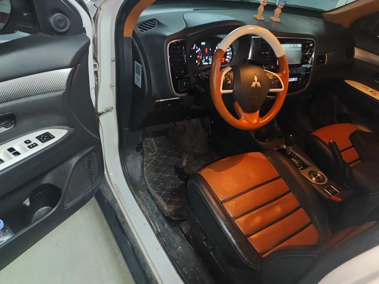 Mitsubishi Outlander 2014 2.4L 4x4 Deluxe Value Edition 7 Seats — миниатюра 13