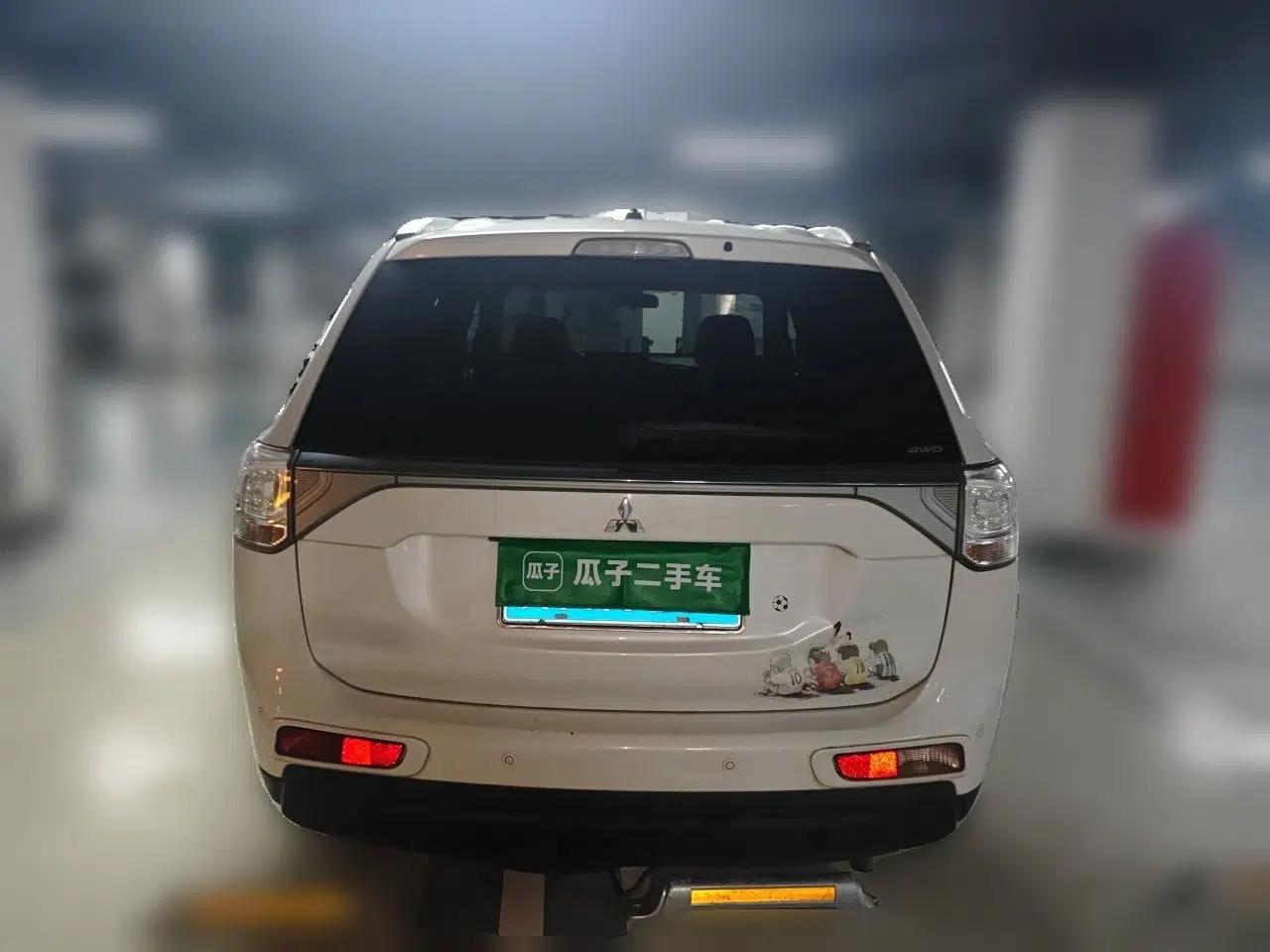 Mitsubishi Outlander 2014 2.4L 4x4 Deluxe Value Edition 7 Seats — миниатюра 3