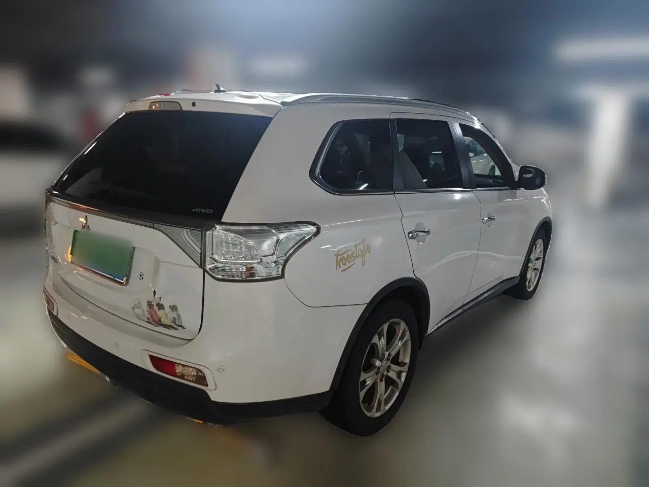 Mitsubishi Outlander 2014 2.4L 4x4 Deluxe Value Edition 7 Seats — миниатюра 4
