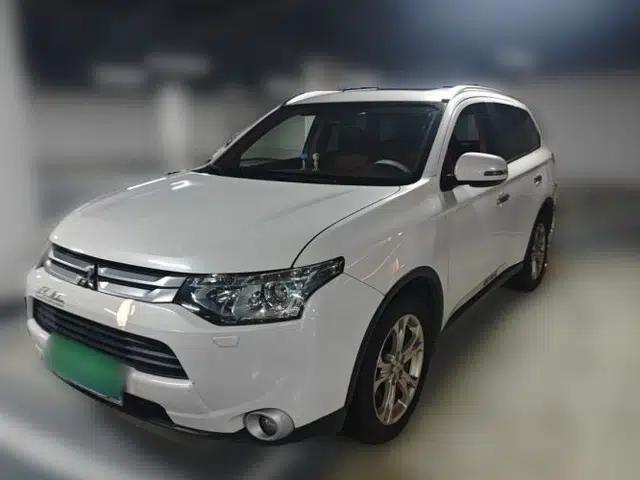 Mitsubishi Outlander 2014 2.4L 4x4 Deluxe Value Edition 7 Seats