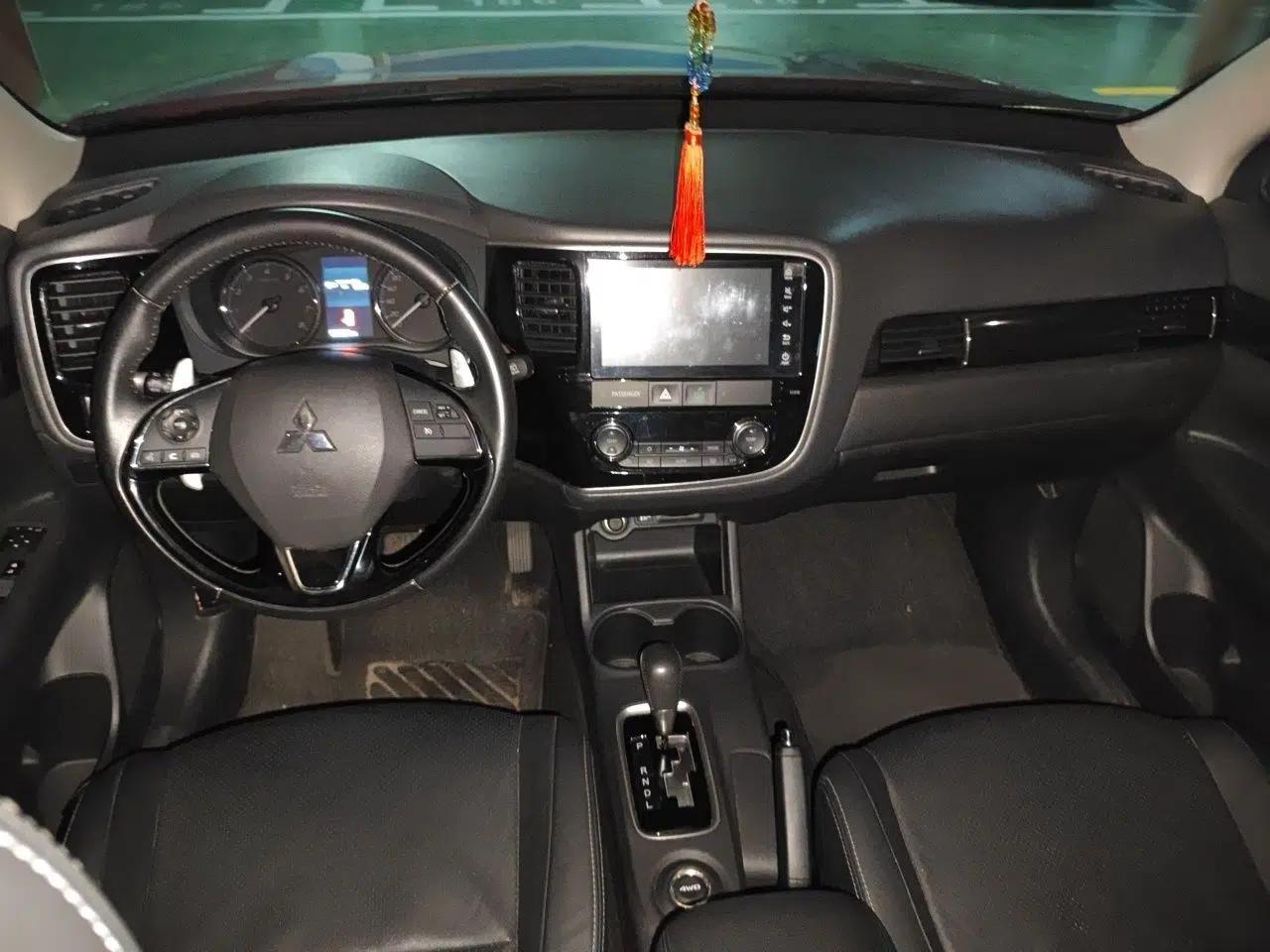Mitsubishi Outlander 2016 2.4L 4x4 Elite Edition 5 Seats — миниатюра 9