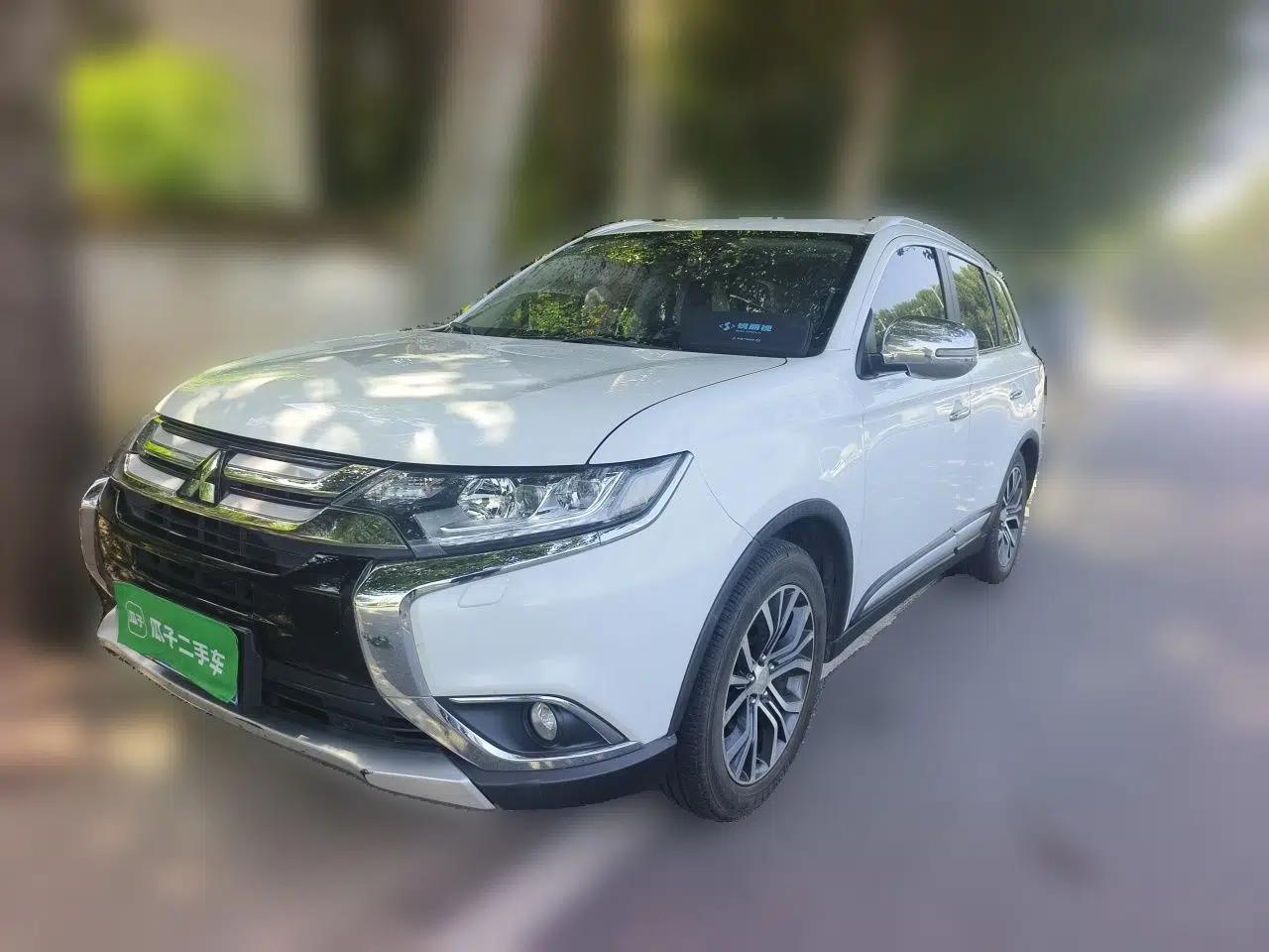 Mitsubishi Outlander 2016 2.4L 4x4 Elite Edition 5 Seats — миниатюра 1