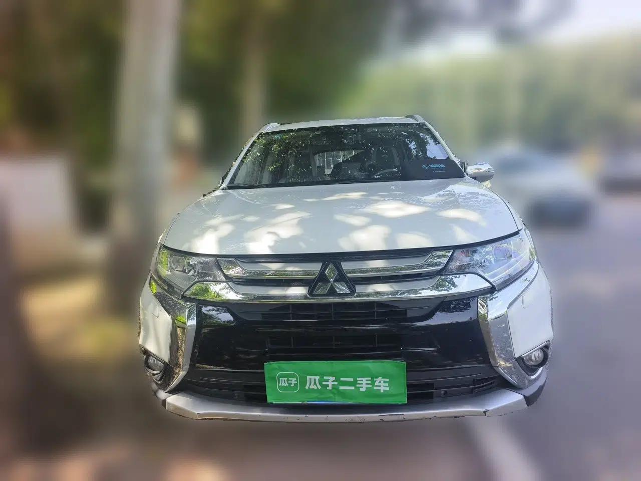 Mitsubishi Outlander 2016 2.4L 4x4 Elite Edition 5 Seats — миниатюра 2