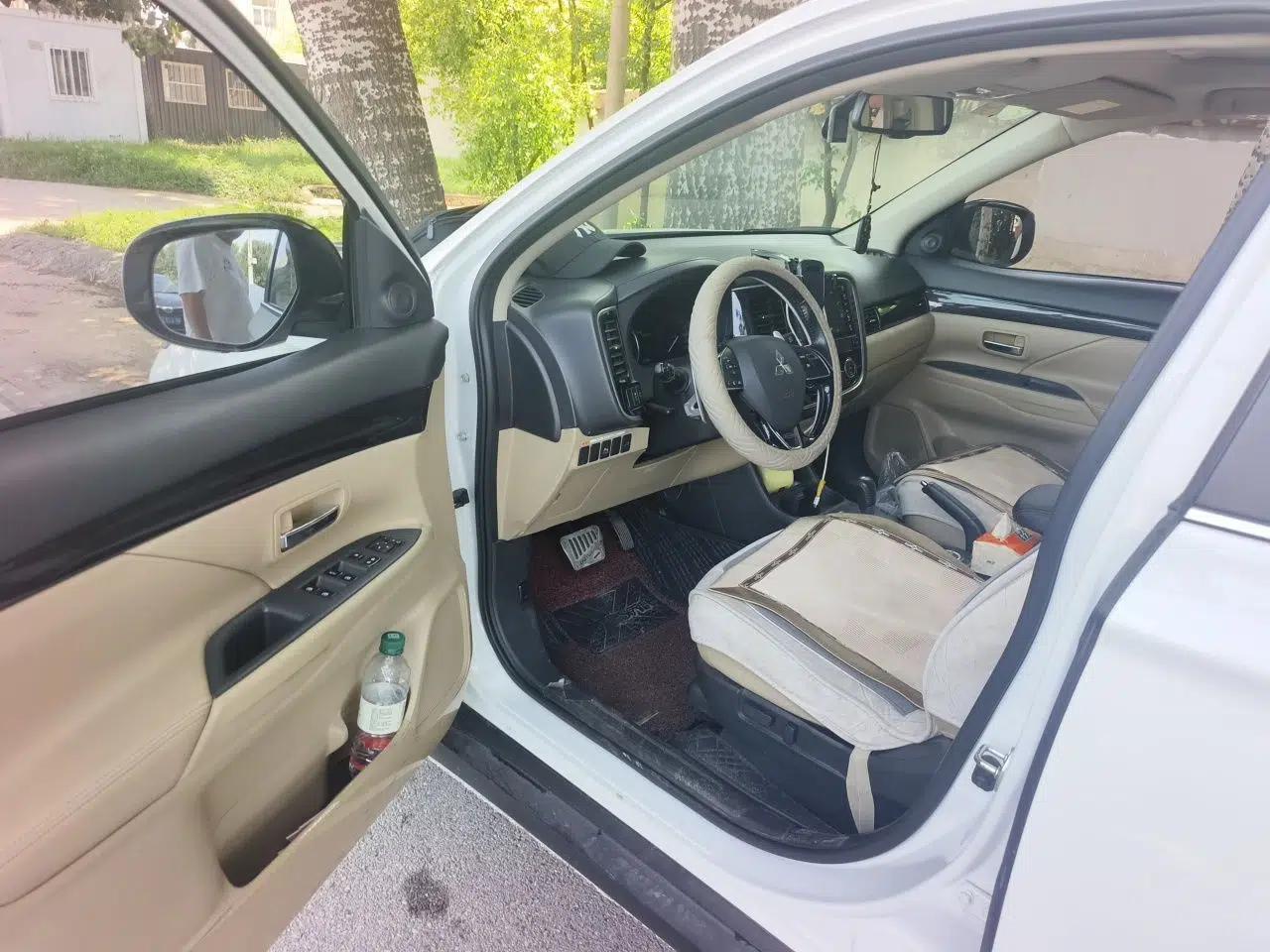 Mitsubishi Outlander 2016 2.4L 4x4 Elite Edition 5 Seats — миниатюра 16