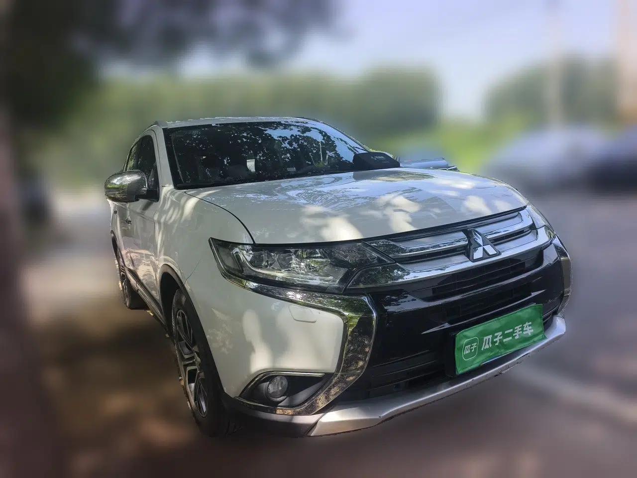 Mitsubishi Outlander 2016 2.4L 4x4 Elite Edition 5 Seats — миниатюра 3
