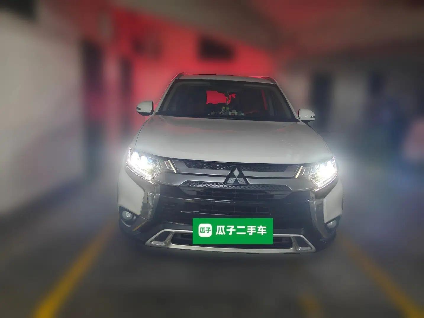Mitsubishi Outlander 2019 2.4L 4x4 Zhi Xiang Edition 7 Seats China VI Standard — миниатюра 2