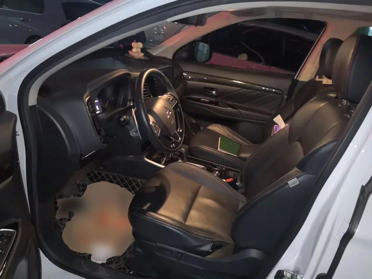 Mitsubishi Outlander 2019 2.4L 4x4 Zhi Xiang Edition 5 Seats China VI Standard — миниатюра 16