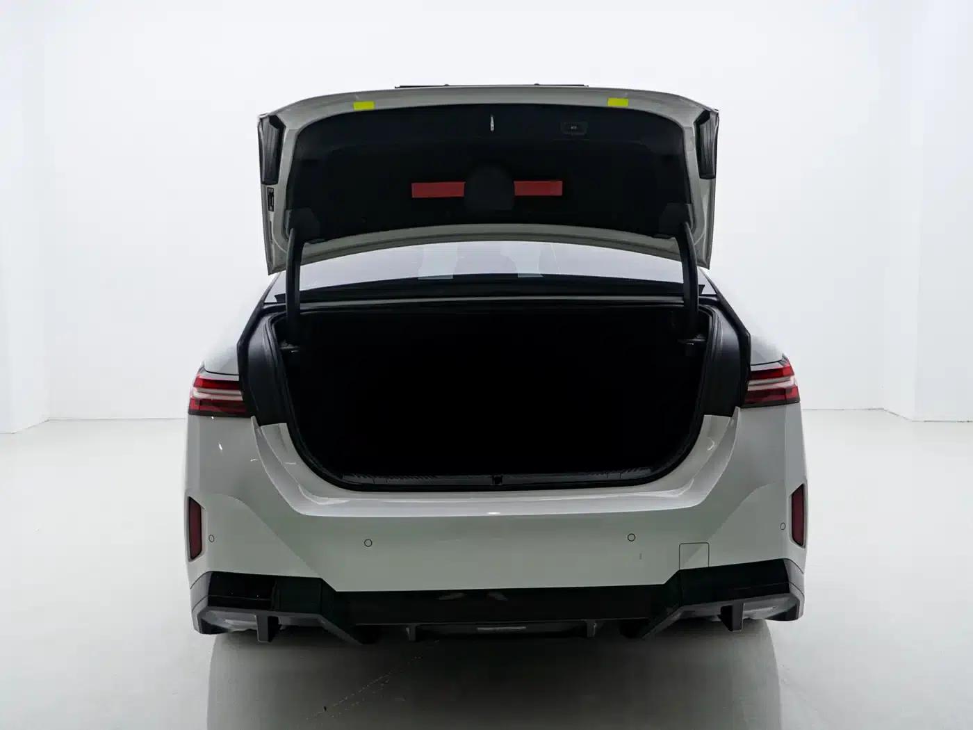 BMW i5 2024 eDrive 35L M Sport Package — миниатюра 23