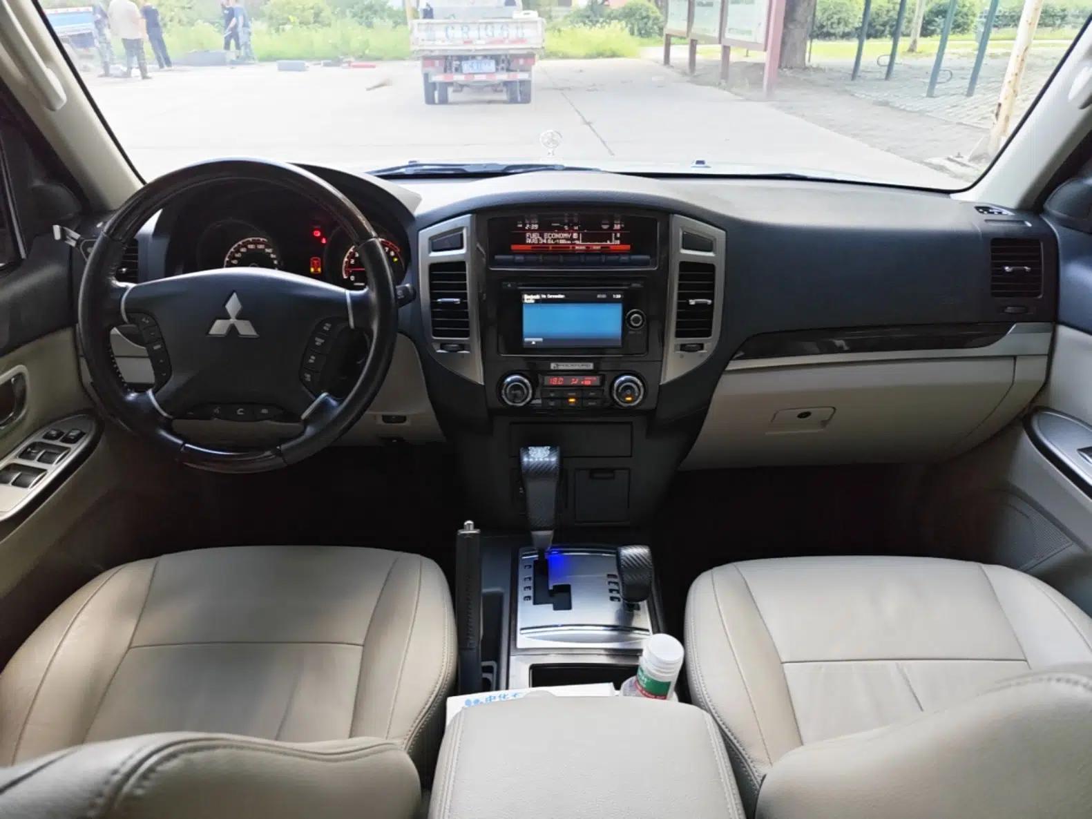 Mitsubishi Pajero 2018 V97 3.8L 5-Door GLS Sunroof – Middle East — миниатюра 12