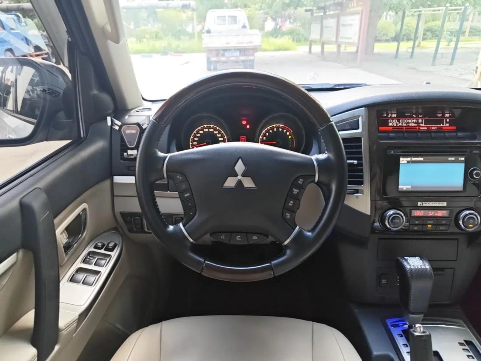 Mitsubishi Pajero 2018 V97 3.8L 5-Door GLS Sunroof – Middle East — миниатюра 13