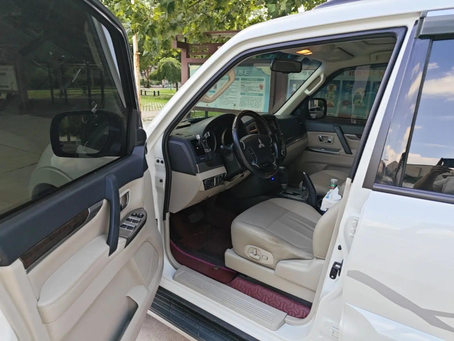 Mitsubishi Pajero 2018 V97 3.8L 5-Door GLS Sunroof – Middle East — миниатюра 18