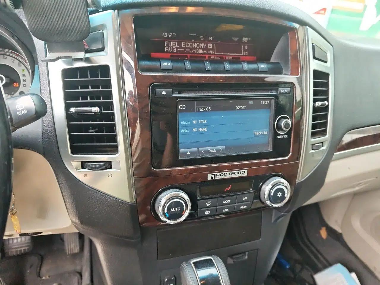 Mitsubishi Pajero 2019 3.8L Automatic 7-Seater Parallel-Import Mitsubishi Pajero — миниатюра 13