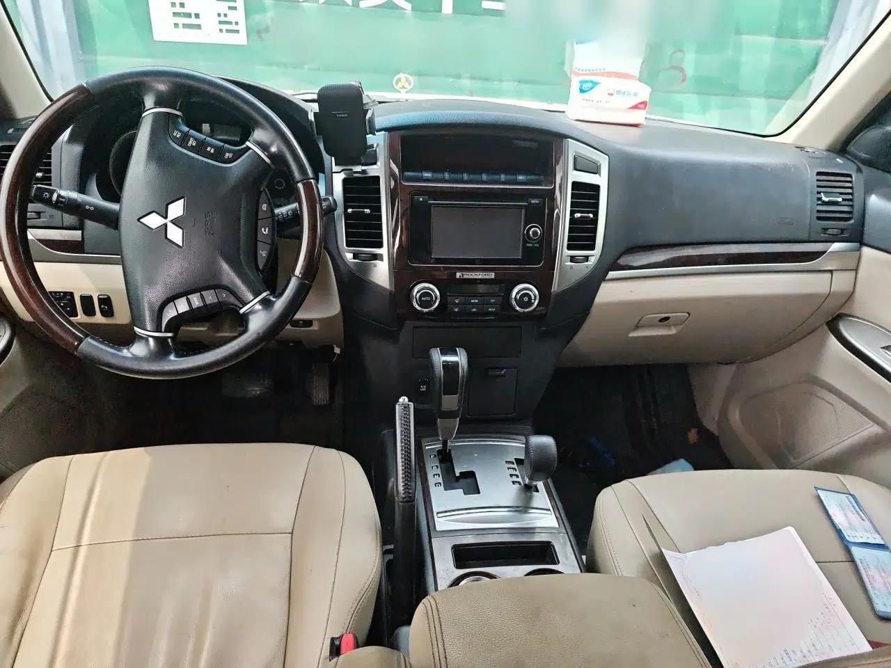 Mitsubishi Pajero 2019 3.8L Automatic 7-Seater Parallel-Import Mitsubishi Pajero — миниатюра 9