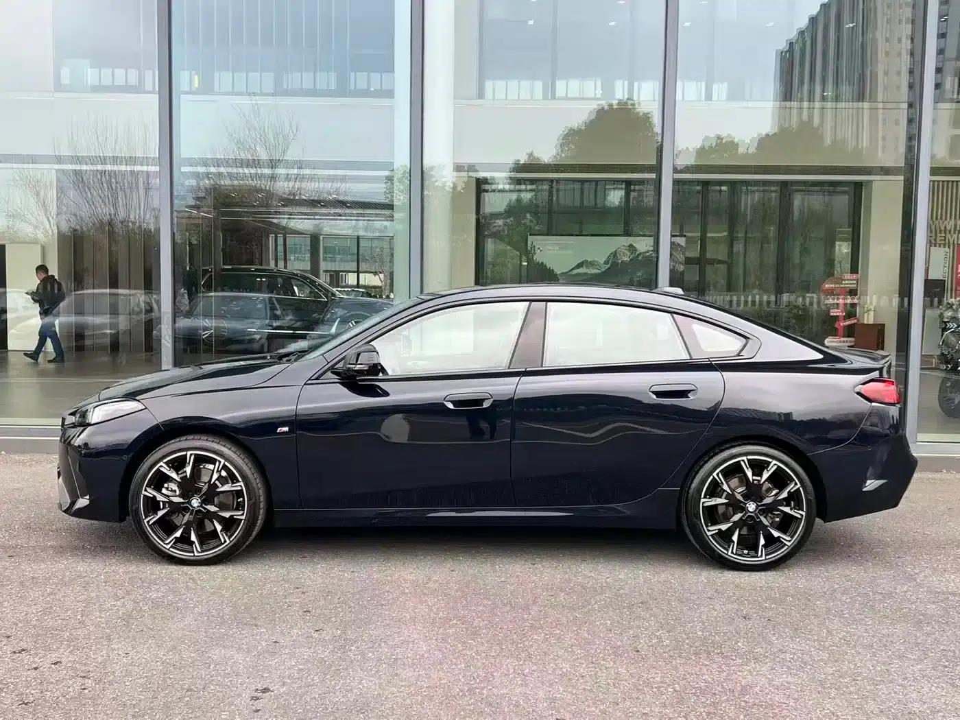 2025 BMW 2 Series 225L M Sport Shadow Edition — миниатюра 5