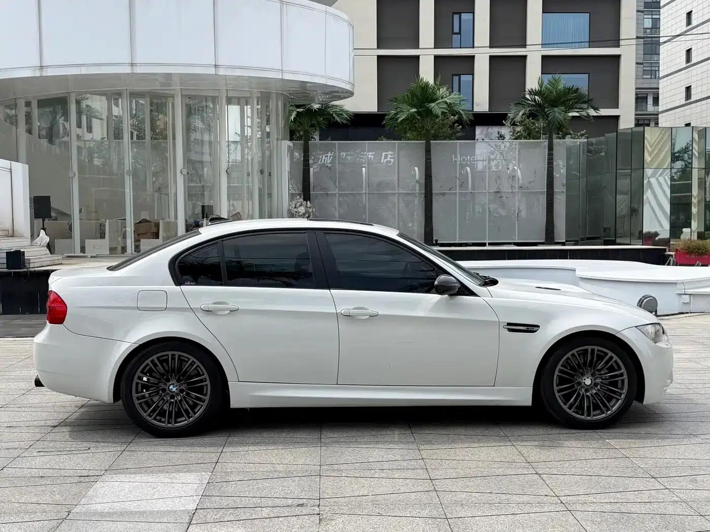 2009 BMW M3 Sedan — миниатюра 3